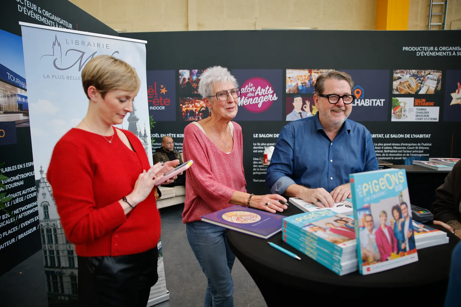 Artistes signant des affiches lors d'une rencontre avec le public